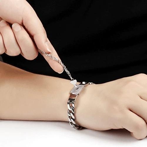 "Romantiskt armband och halsband för par i titanstål med hjärt- och nyckeldesign, i silver och roséguld."
