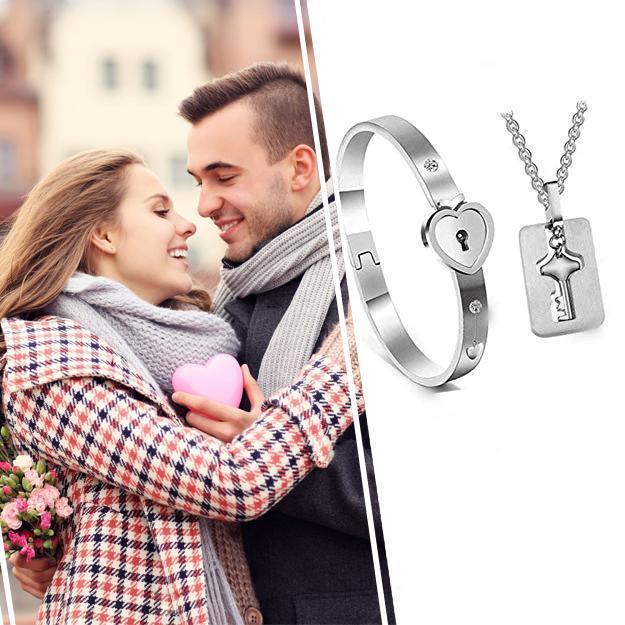 "Romantiskt armband och halsband för par i titanstål med hjärt- och nyckeldesign, i silver och roséguld."
