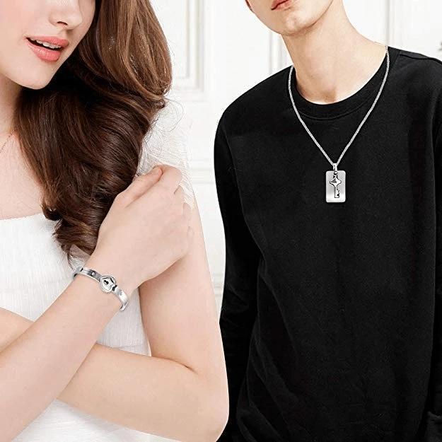 "Romantiskt armband och halsband för par i titanstål med hjärt- och nyckeldesign, i silver och roséguld."