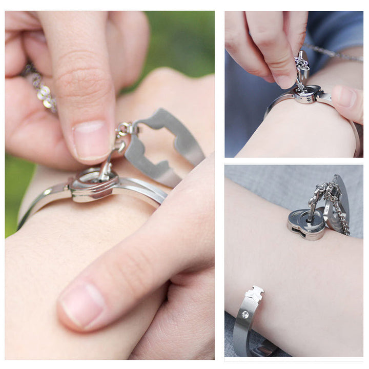 "Romantiskt armband och halsband för par i titanstål med hjärt- och nyckeldesign, i silver och roséguld."