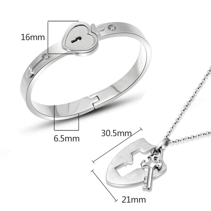 "Romantiskt armband och halsband för par i titanstål med hjärt- och nyckeldesign, i silver och roséguld."