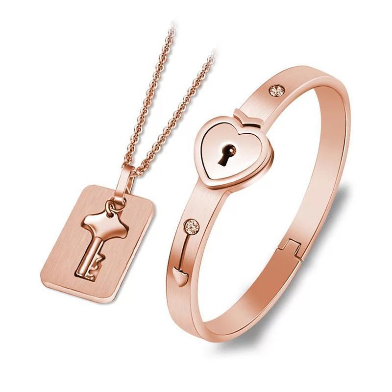 "Romantiskt armband och halsband för par i titanstål med hjärt- och nyckeldesign, i silver och roséguld."