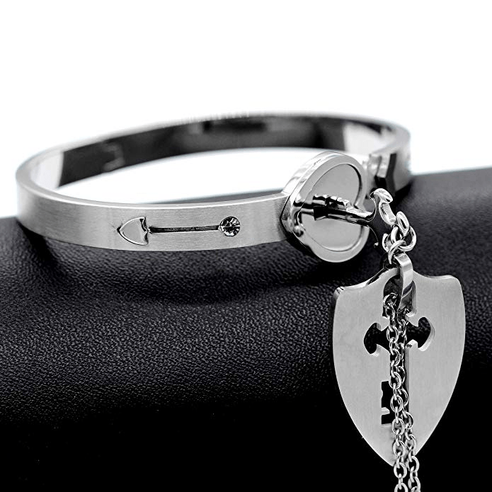 "Romantiskt armband och halsband för par i titanstål med hjärt- och nyckeldesign, i silver och roséguld."