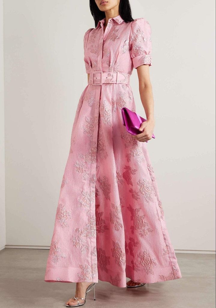 Rosa damklänning med puffärmar. Elegant midi klänning, perfekt som festklänning eller sommarklänning.