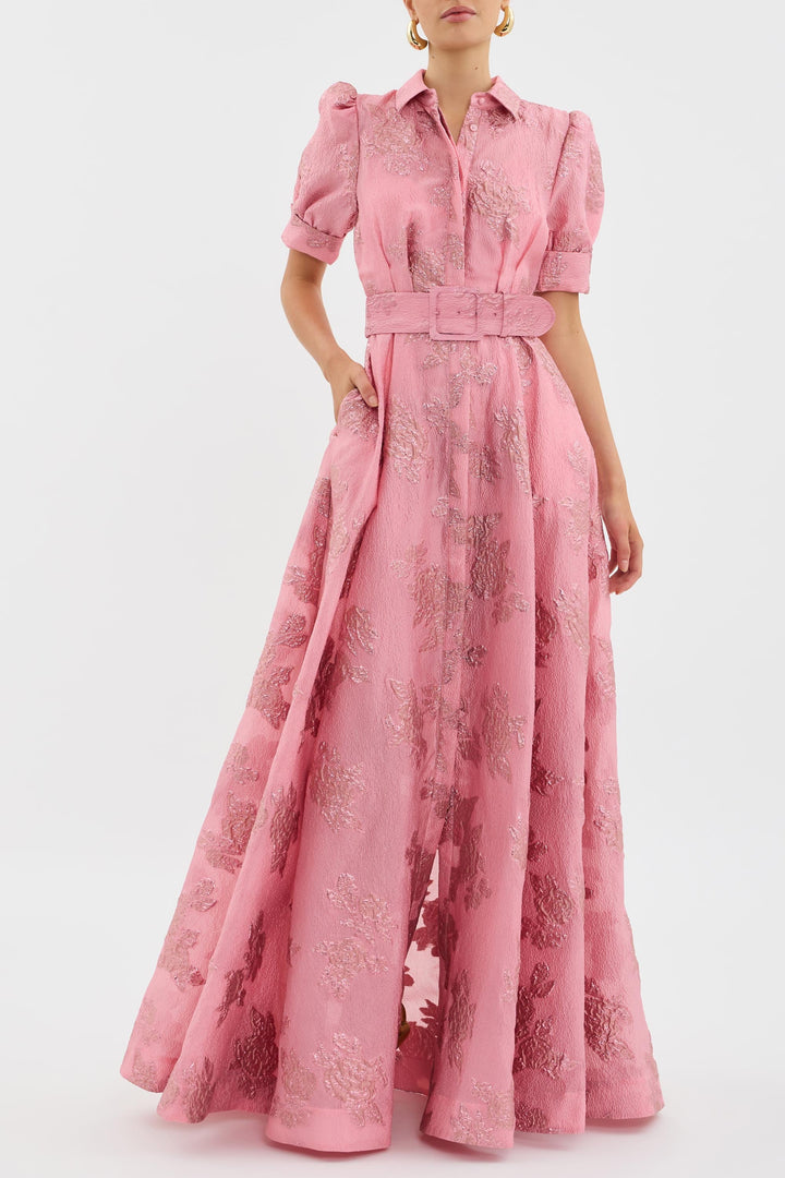 Sofistikerad rosa puffärmsklänning för kvinnor. Feminint snitt, idealisk som elegant fest- eller sommarklänning.
