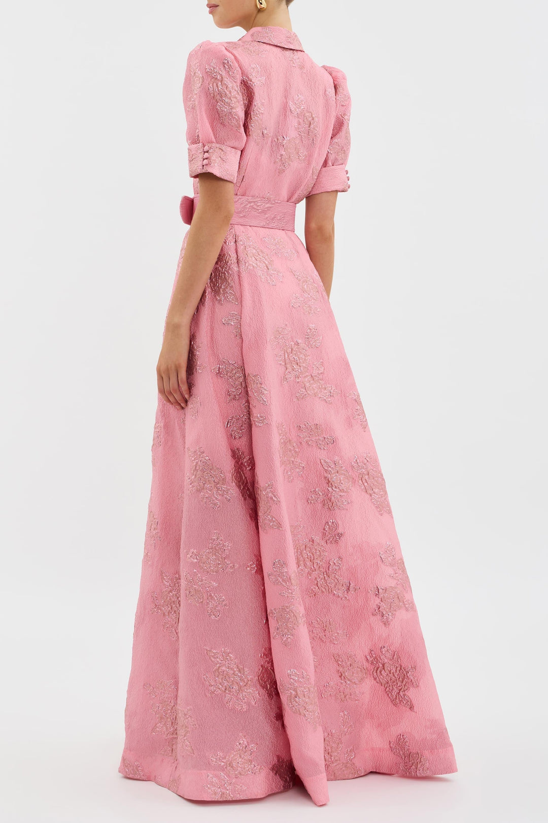 Stilfull rosa midi klänning för dam med trendiga puffärmar. En sofistikerad och feminin festklänning.