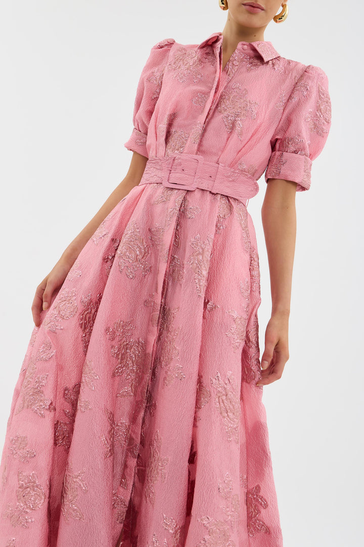 Vacker rosa puffärmsklänning. En elegant damklänning som passar både som festklänning och sommarklänning.