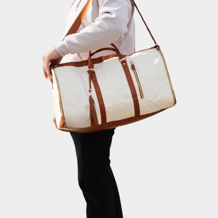 Beige Isabelle resväska i en resekontext. Elegant och praktisk för smidiga weekendresor och flyg.