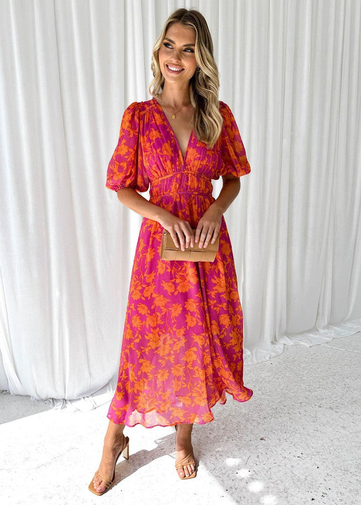 Rosaorange blommig midiklänning med puffärm och v-hals för dam. Elegant sommarklänning.