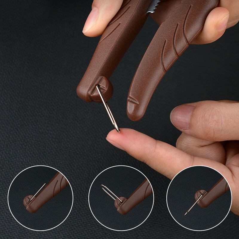 "Rostfri nötöppnare med brun detaljer, ergonomisk design för enkel öppning av valnötter och kastanjer i köket."