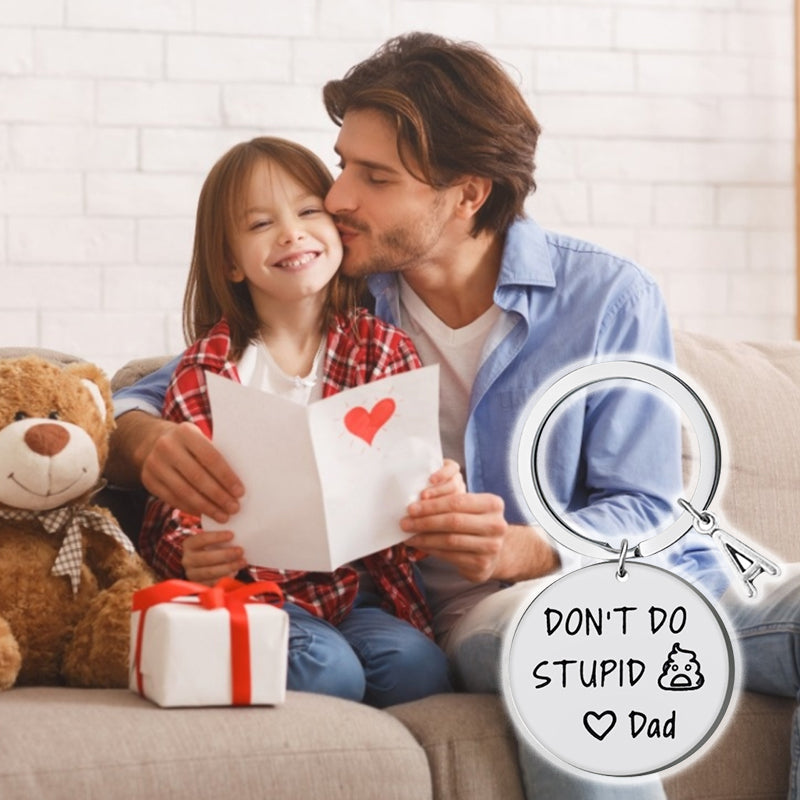 "Rostfri stål nyckelring med polerad finish och graverat humoristiskt meddelande, perfekt presentaccessoar."