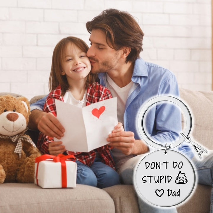 "Rostfri stål nyckelring med polerad finish och graverat humoristiskt meddelande, perfekt presentaccessoar."