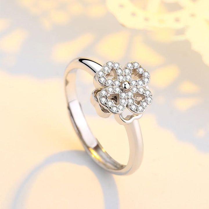 "Roterande fyrklöver ring för kvinnor, i silver eller guld med zirkonstenar, elegant design för modern stil."