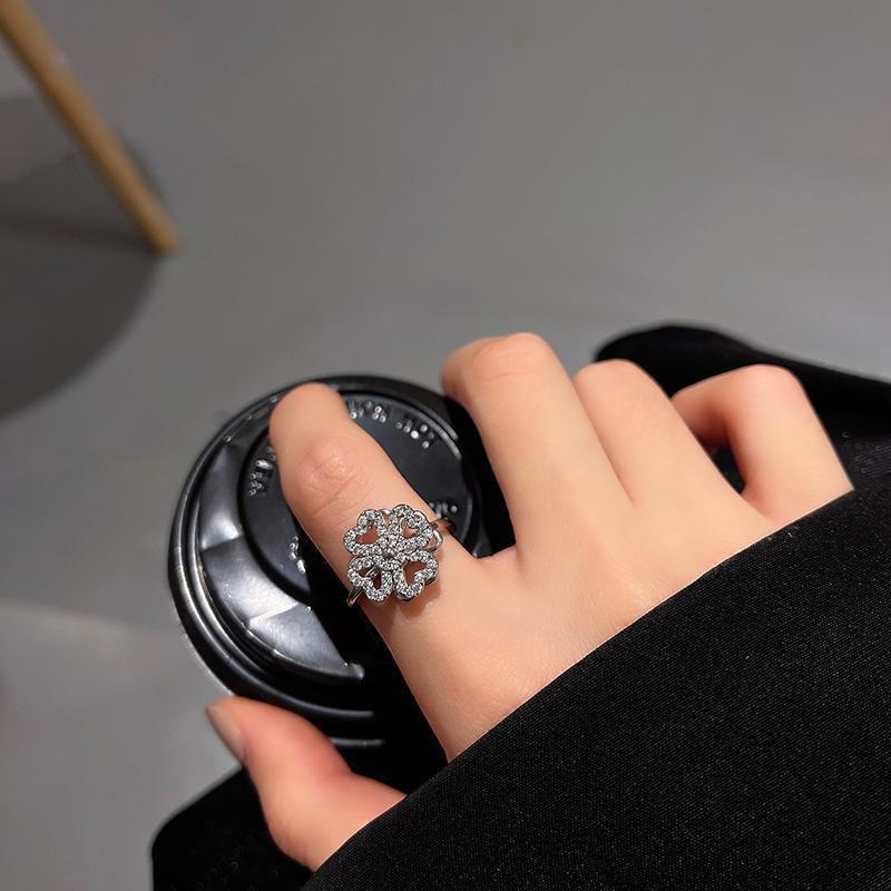 "Roterande fyrklöver ring för kvinnor, i silver eller guld med zirkonstenar, elegant design för modern stil."