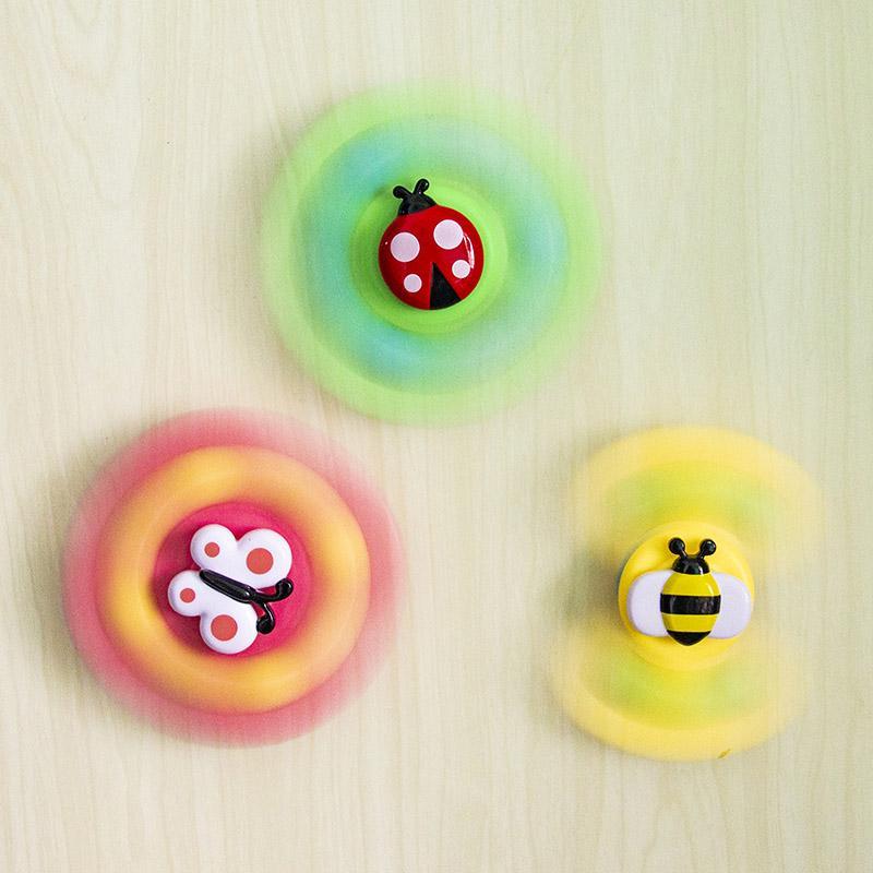 "Roterande insektsbadleksak för barn, färgglad och av ABS-plast, fästbar på släta ytor med sugkopp."
