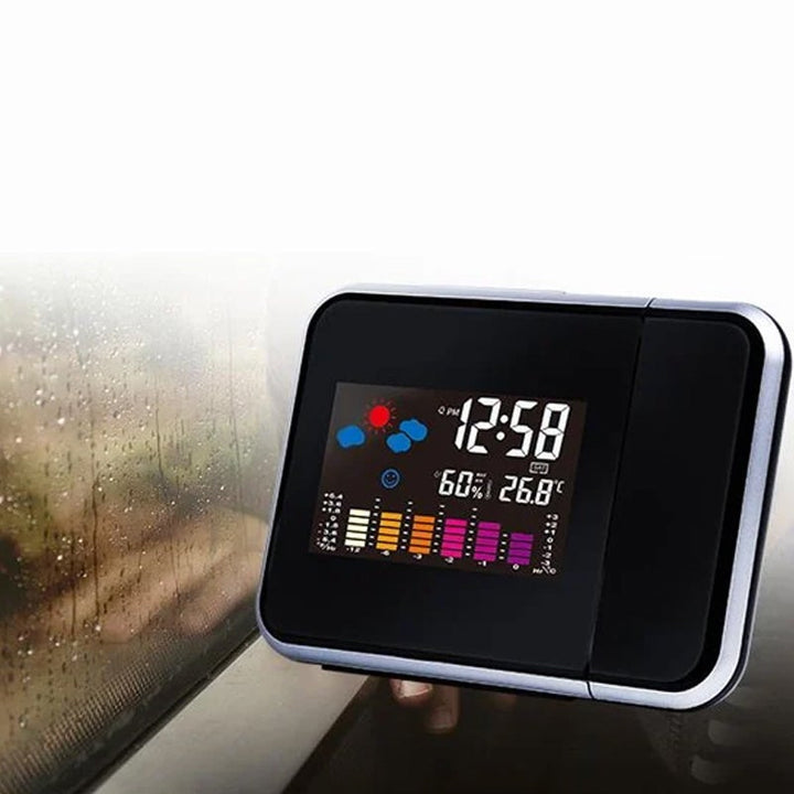 "Roterande klocka med färgdisplay, projicerar tid och temperatur i röd ton, elegant design för sovrum"