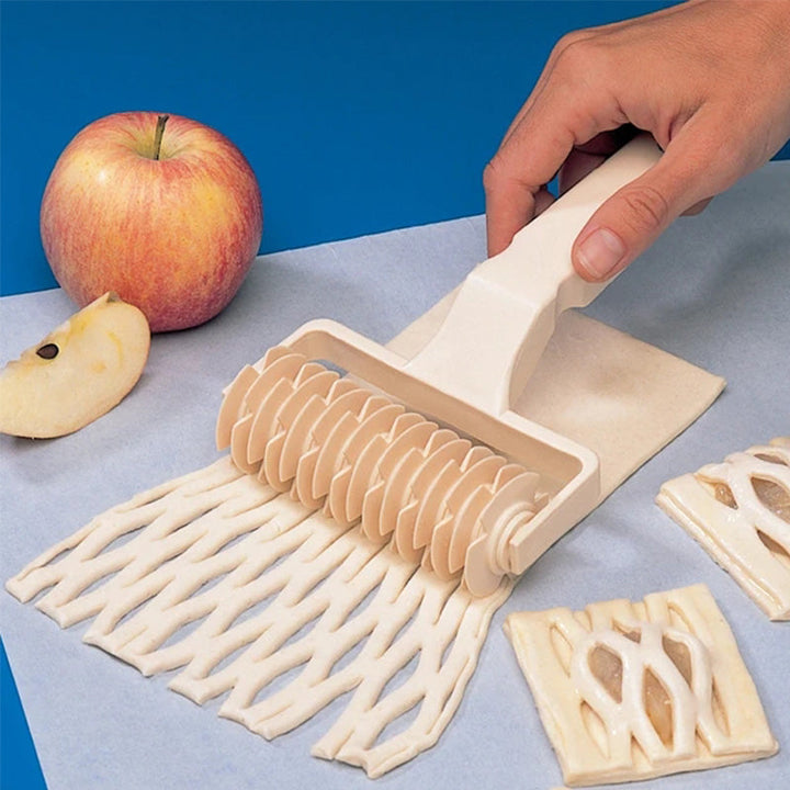 Roterande rullskärare i plast för bakverk, ergonomiskt handtag, skärarprecisa remsor för perfekta gittermönster.