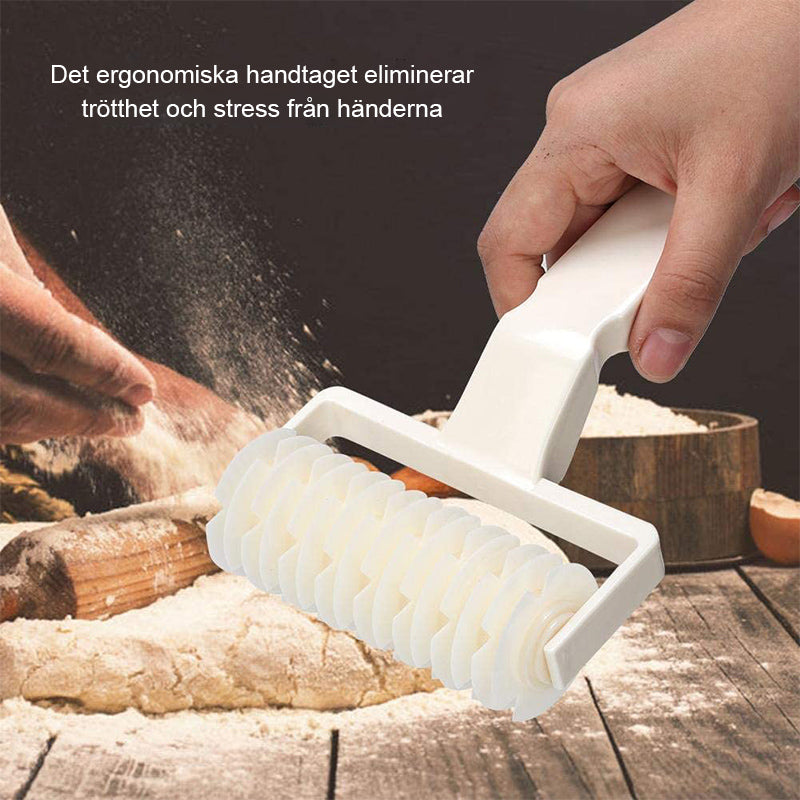 Roterande rullskärare i plast för bakverk, ergonomiskt handtag, skärarprecisa remsor för perfekta gittermönster.