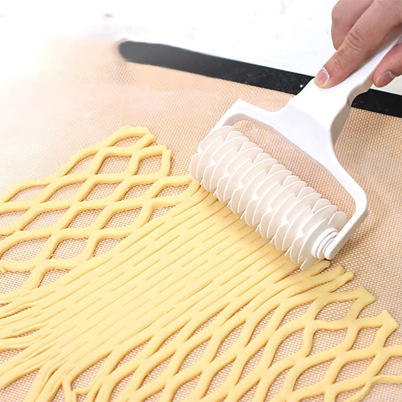 Roterande rullskärare i plast för bakverk, ergonomiskt handtag, skärarprecisa remsor för perfekta gittermönster.
