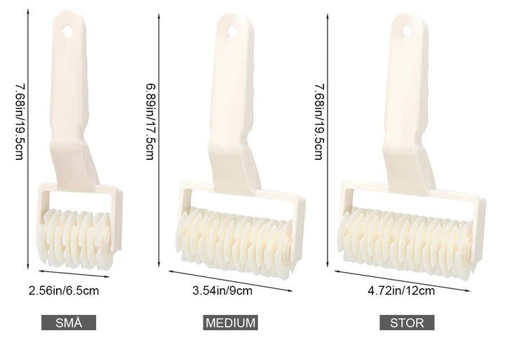 Roterande rullskärare i plast för bakverk, ergonomiskt handtag, skärarprecisa remsor för perfekta gittermönster.