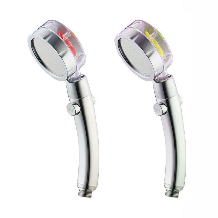 "Roterbar högtrycksdesign duschhuvud i modern stil, förbättrar vattentryck, silverfärgat med filtreringsfunktion."