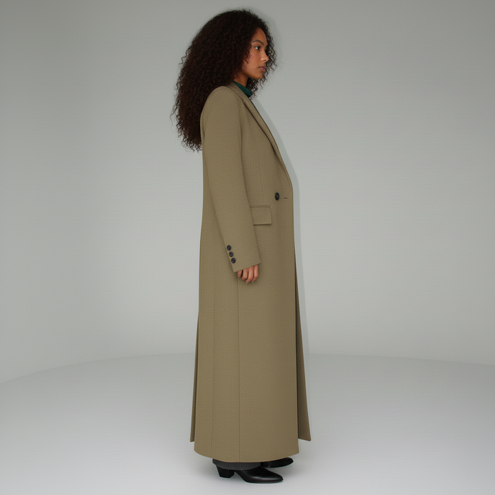 Kvinnlig rubinröd långkappa, elegant figursydd för en stilren look. Perfekt ytterplagg för mode.