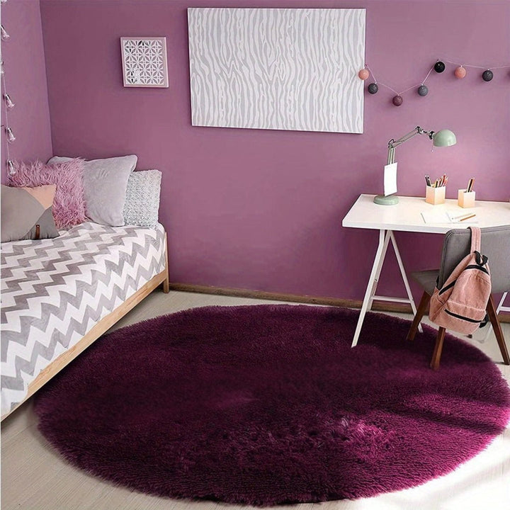 Elegant rund matta i mjuk polyester. Fluffig design som passar perfekt i sovrum eller vardagsrum.