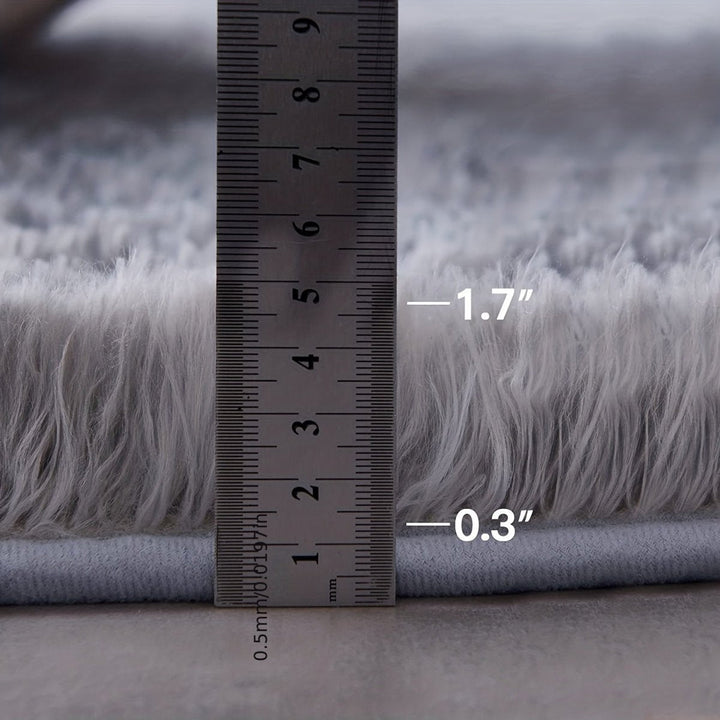 Elegant rund matta som central punkt i vardagsrummet. Fluffig & mysig hemtextil, enkel att tvätta.