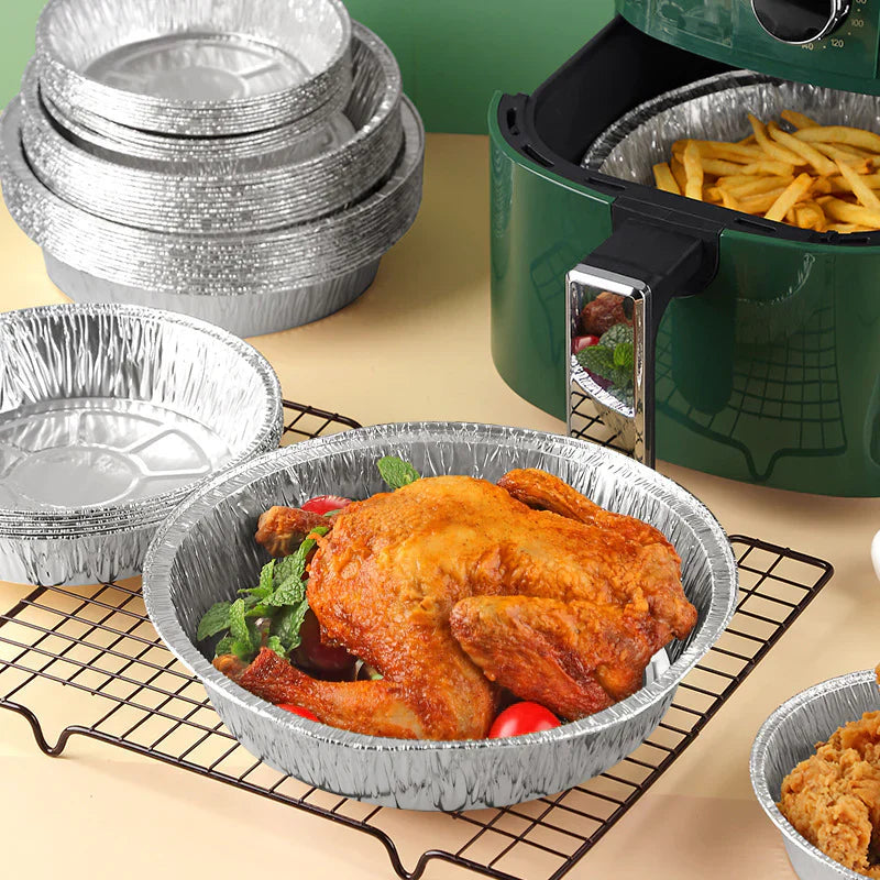 Rund foliebricka i aluminium, slittålig och skålformad, idealisk för mikrovågsugn och air fryer, förenklar matlagning.