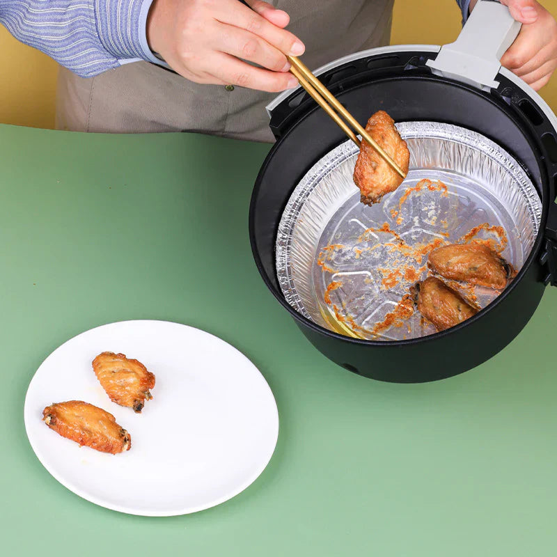 Rund foliebricka i aluminium, slittålig och skålformad, idealisk för mikrovågsugn och air fryer, förenklar matlagning.