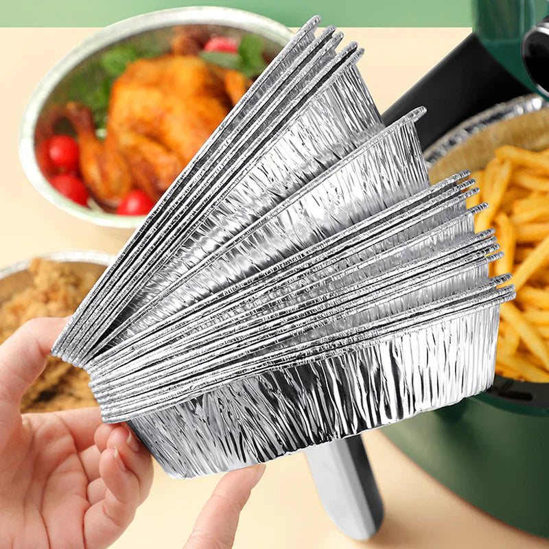 Rund foliebricka i aluminium, slittålig och skålformad, idealisk för mikrovågsugn och air fryer, förenklar matlagning.