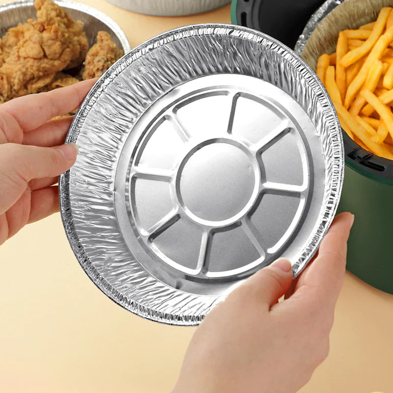 Rund foliebricka i aluminium, slittålig och skålformad, idealisk för mikrovågsugn och air fryer, förenklar matlagning.