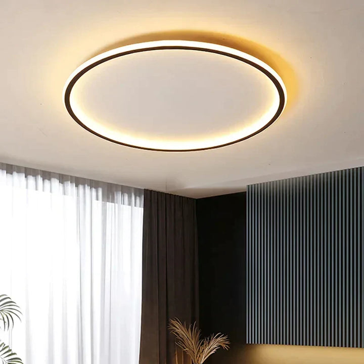 Rund LED taklampa i skandinavisk design för modern inredning.