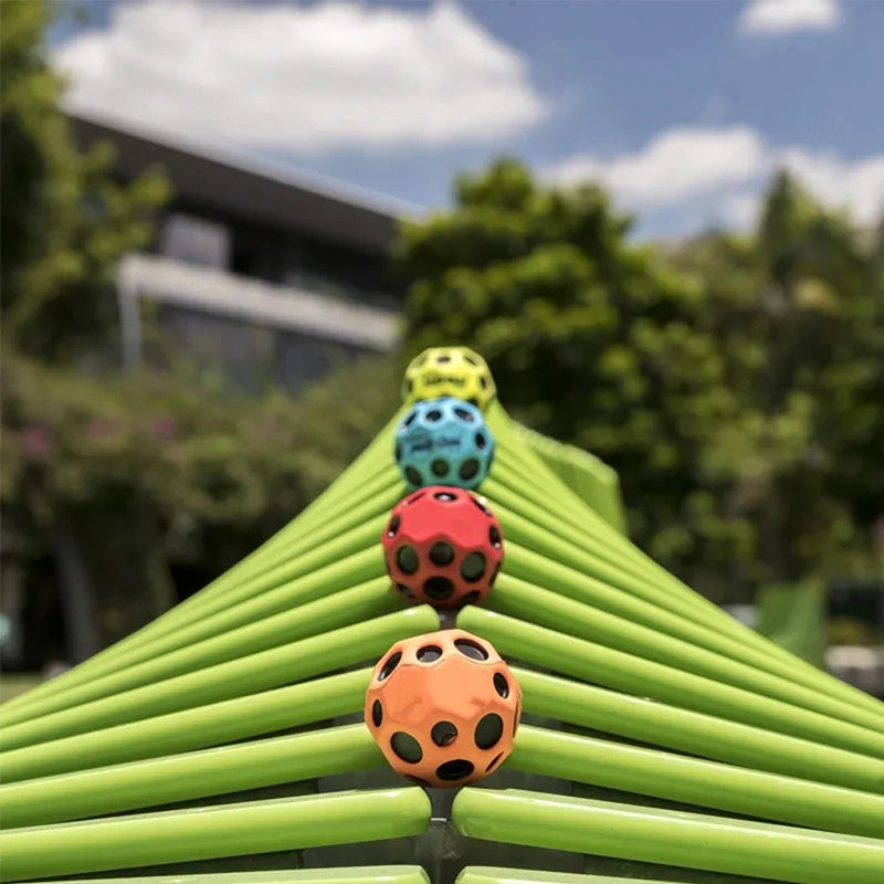 "Rund månsfoamleksak i färger blå, grön, gul, orange, rosröd, röd med studseffekt, perfekt för alla åldrar."