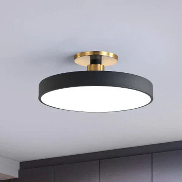 Stilren rund plafond taklampa, minimalistisk design. Idealisk belysning för sovrum och hall.