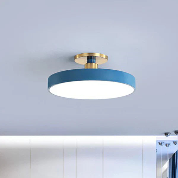 Enkel rund takplafond, perfekt för minimalistisk inredning i vardagsrum eller hall.