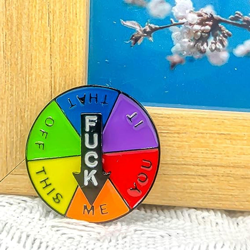 "Rund mjuk emaljstiftsmärke med veckodagar, färgglatt uttryck, zinklegering och rolig design. Perfekt accessoar."