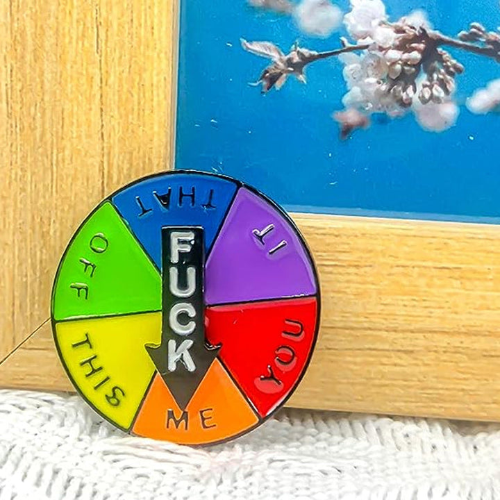 "Rund mjuk emaljstiftsmärke med veckodagar, färgglatt uttryck, zinklegering och rolig design. Perfekt accessoar."