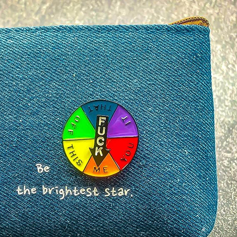 "Rund mjuk emaljstiftsmärke med veckodagar, färgglatt uttryck, zinklegering och rolig design. Perfekt accessoar."