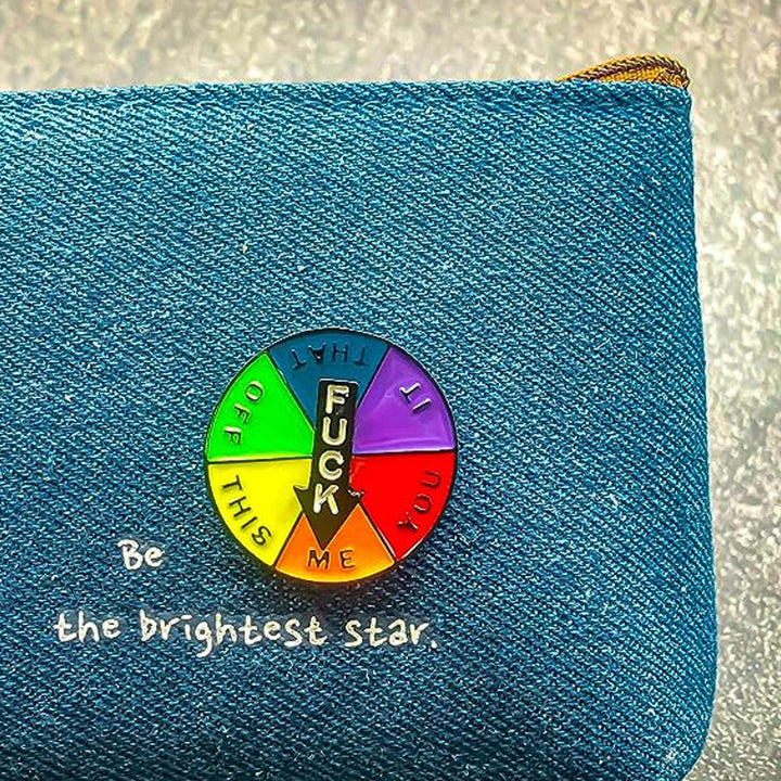 "Rund mjuk emaljstiftsmärke med veckodagar, färgglatt uttryck, zinklegering och rolig design. Perfekt accessoar."