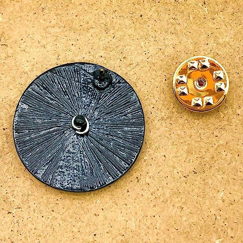 "Rund mjuk emaljstiftsmärke med veckodagar, färgglatt uttryck, zinklegering och rolig design. Perfekt accessoar."