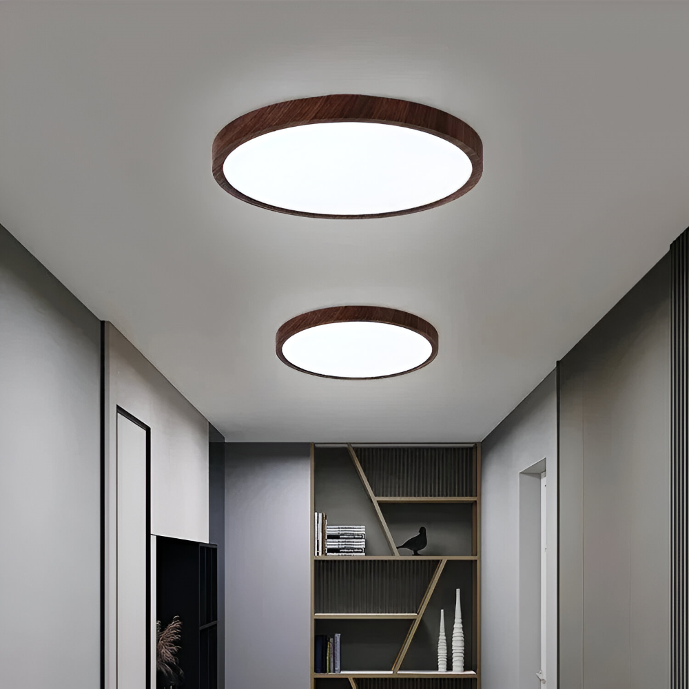 Stilfull rund LED taklampa i trädesign med valnötsfinish, perfekt för modern inomhusbelysning.