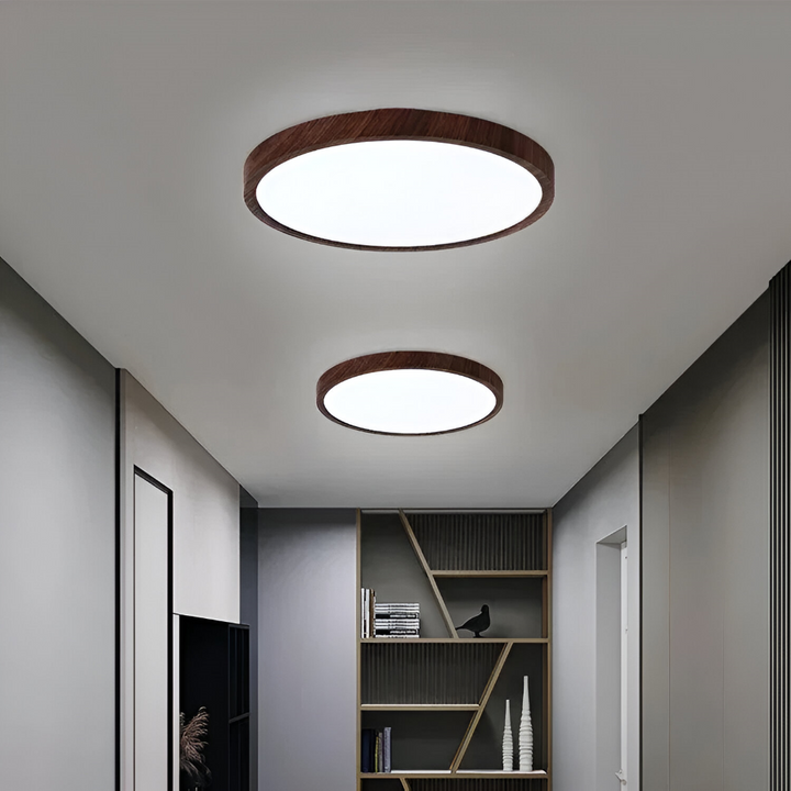Stilfull rund LED taklampa i trädesign med valnötsfinish, perfekt för modern inomhusbelysning.