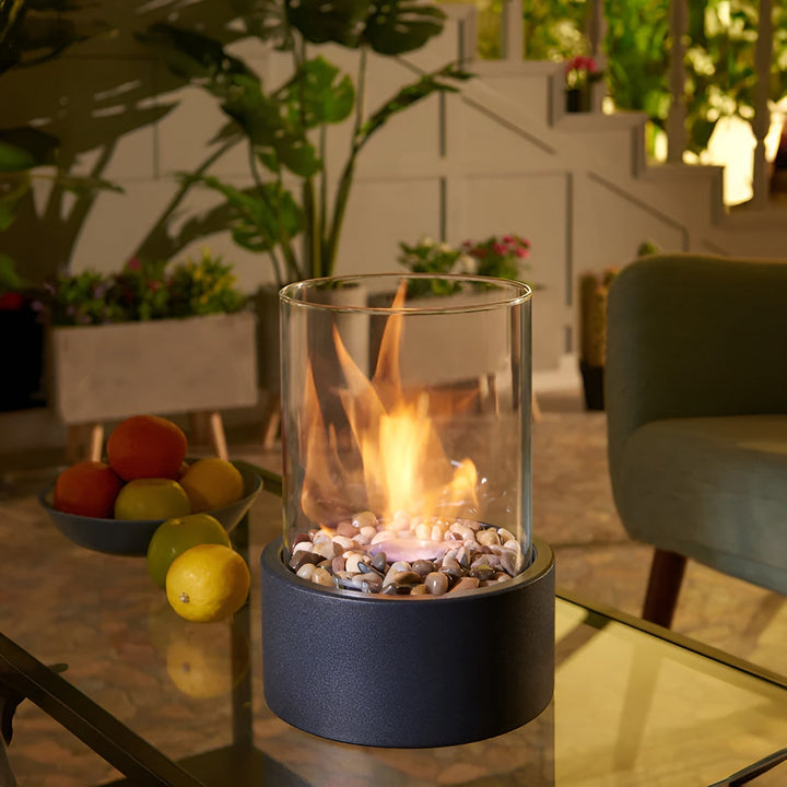 Rökfri bordseldstad som en unik bordslampa. Ger varm belysning och mysig atmosfär. Svart inredningsdetalj.