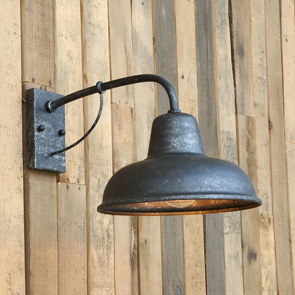 Rustik industriell vägglampa i vintage järn. Perfekt utomhusbelysning för hem & trädgård.