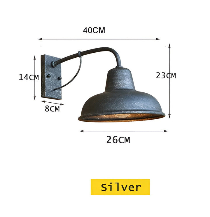 Tidlös industriell vägglampa i järn. Vintage design för funktionell och dekorativ utomhusbelysning.