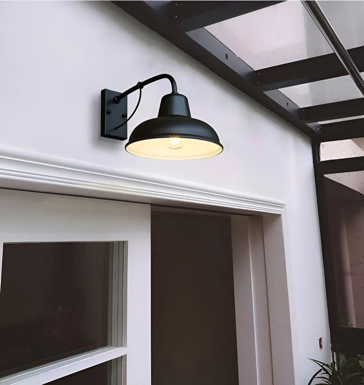 Vintage ladugårdslampa i rustik stil av järn. Ger mysig utomhusbelysning för entré.