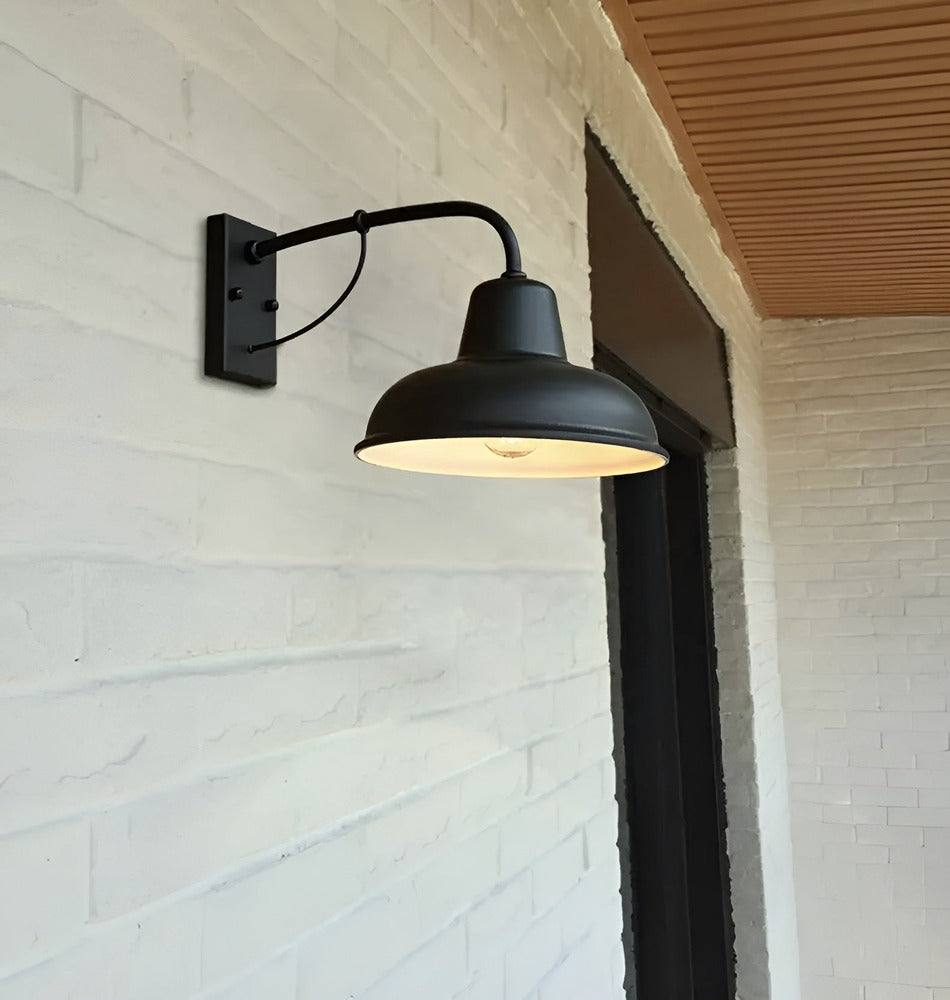 Rustik järnvägglampa med antik finish. Industriell design för utomhusmiljöer och trädgård.