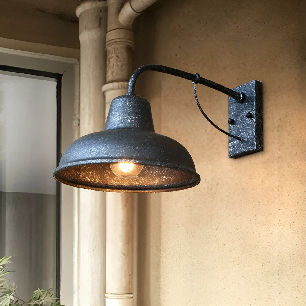 Dekorativ industriell utomhusvägglampa. Vintage järn, ladugårdslampa-stil för rustik känsla.