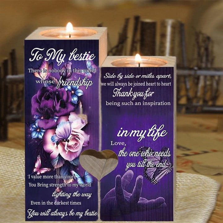 "Rustik trä-lykta med graverat budskap, stilren design. Perfekt som varm heminredningsdetalj eller tidlös gåva."